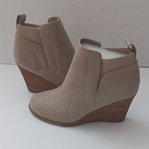 DV by Dolce Vita Gerdy Bootie Women's Beige Ankle Boots Suede Skinny Wedge